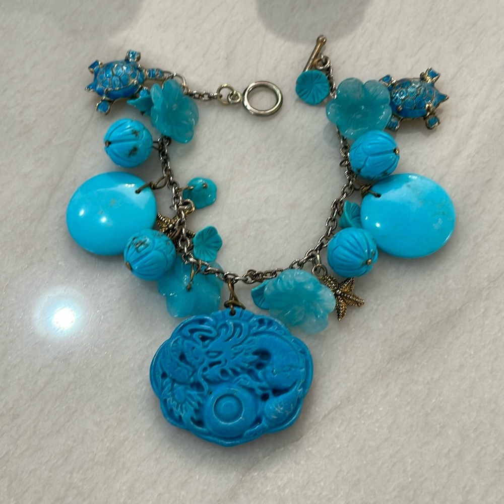 Vintage bracelet 
Turquoise color w/goldish tones